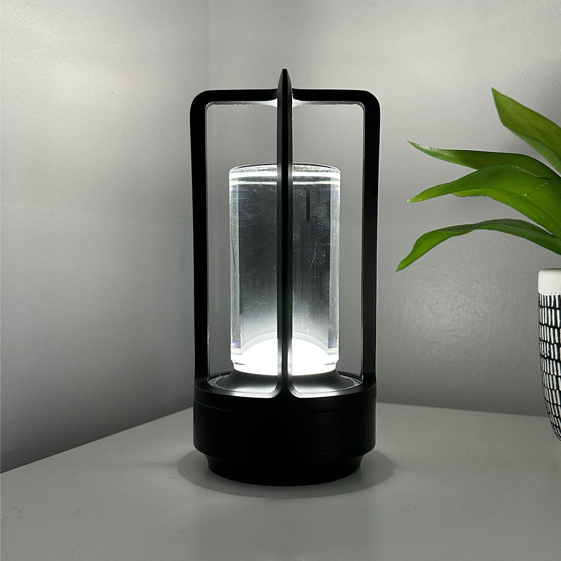 Lantrix Vintage Lantern Lamp Wireless | Table Lamp | LED | glass/Metal/Aluminum | Sleek Table Accent