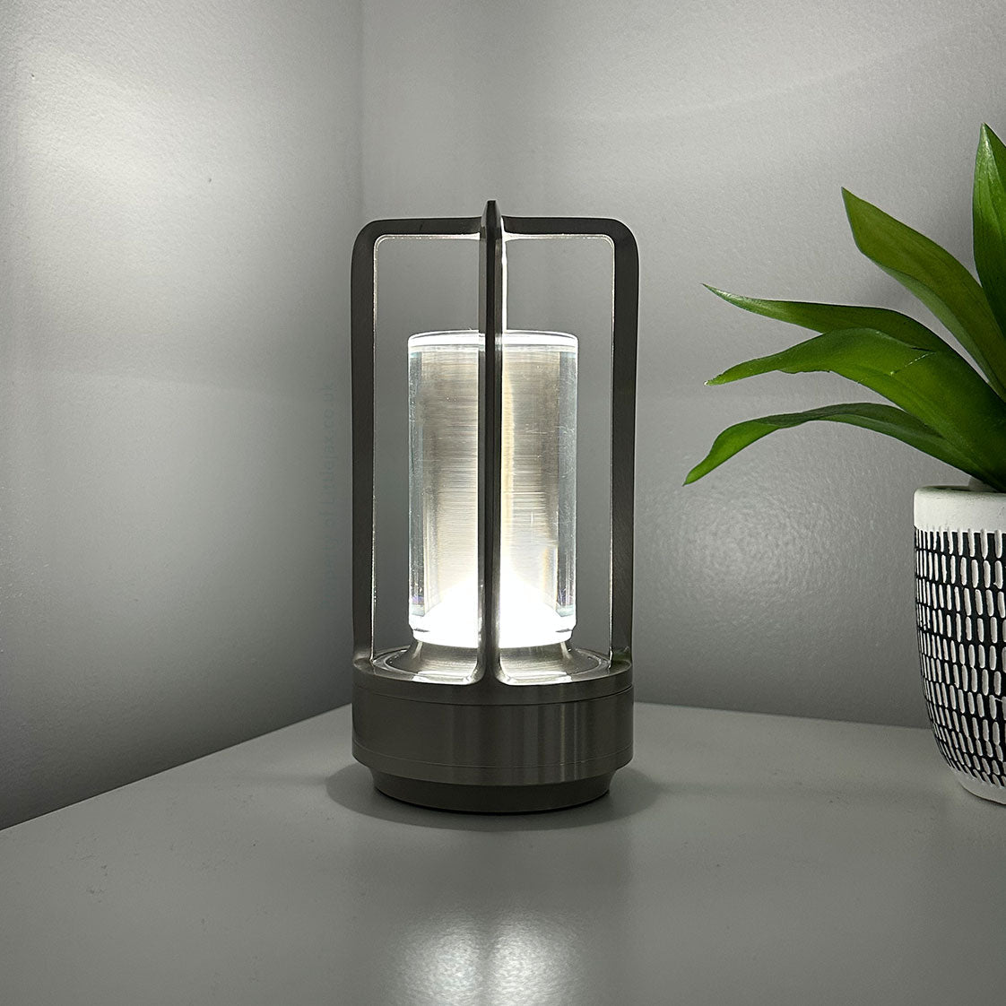 Lantrix Vintage Lantern Lamp Wireless | Table Lamp | LED | glass/Metal/Aluminum | Sleek Table Accent