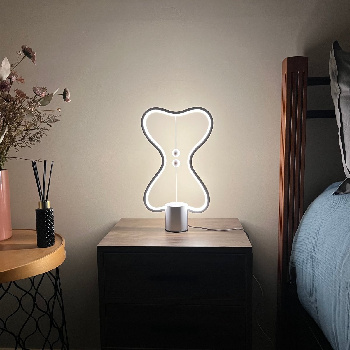 LumiMagnet Balance Lamp Innovative Table | Table Lamp | aluminum | 5V | Sleek Table Accent
